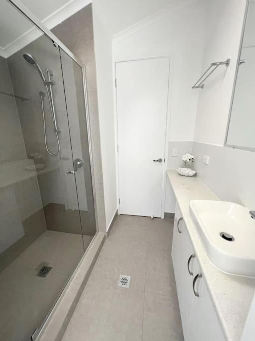 The Villas - Hervey Bay - 2 Separate Villas Urangan ภายนอก รูปภาพ