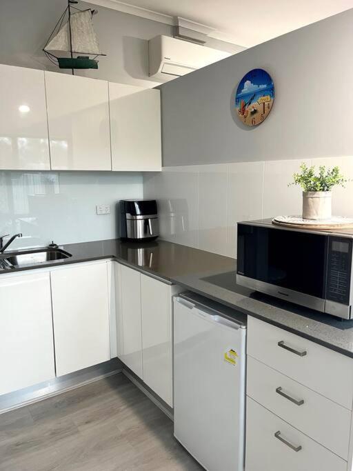 The Villas - Hervey Bay - 2 Separate Villas Urangan ภายนอก รูปภาพ