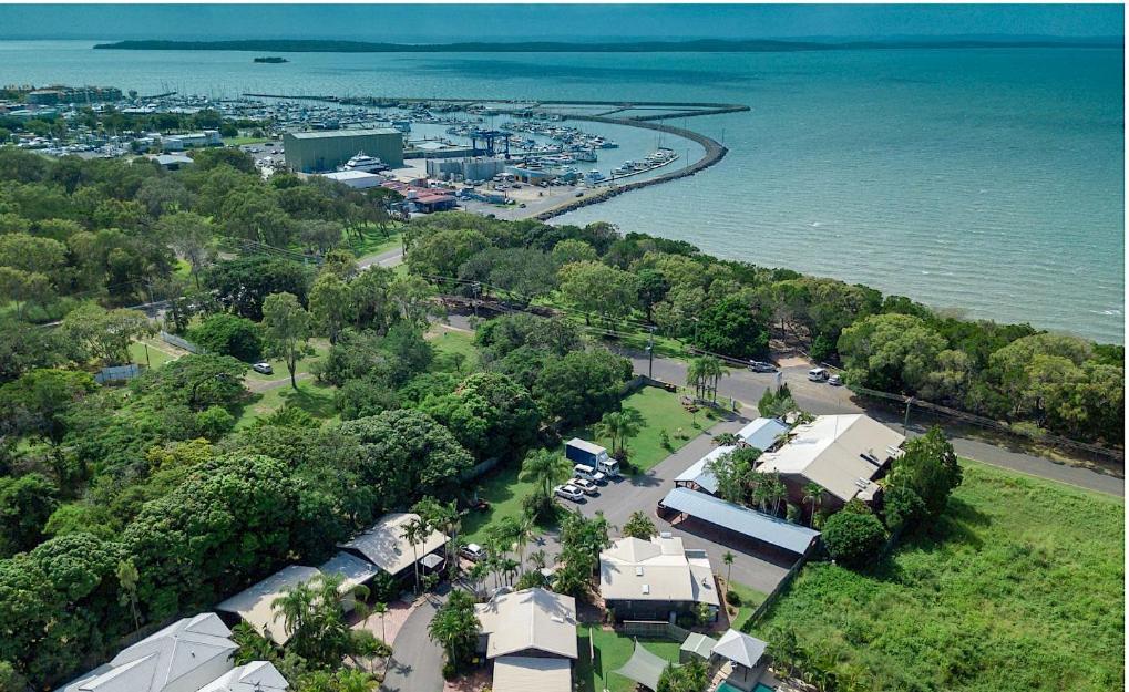 The Villas - Hervey Bay - 2 Separate Villas Urangan ภายนอก รูปภาพ